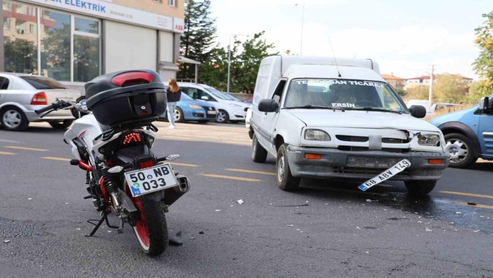 EHLİYETSİZ SÜRÜCÜ KAZAYA NEDEN OLDU: 3 YARALI