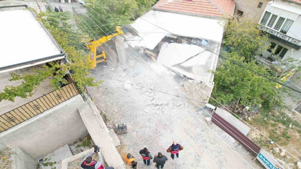 Kapadokya’da kaçak yapıların yıkımı sürüyor
