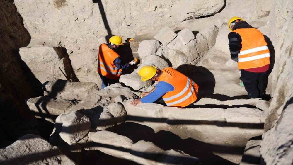 KAPADOKYA'DA YOLUN ALTINDAN TOPLU MEZAR ÇIKTI