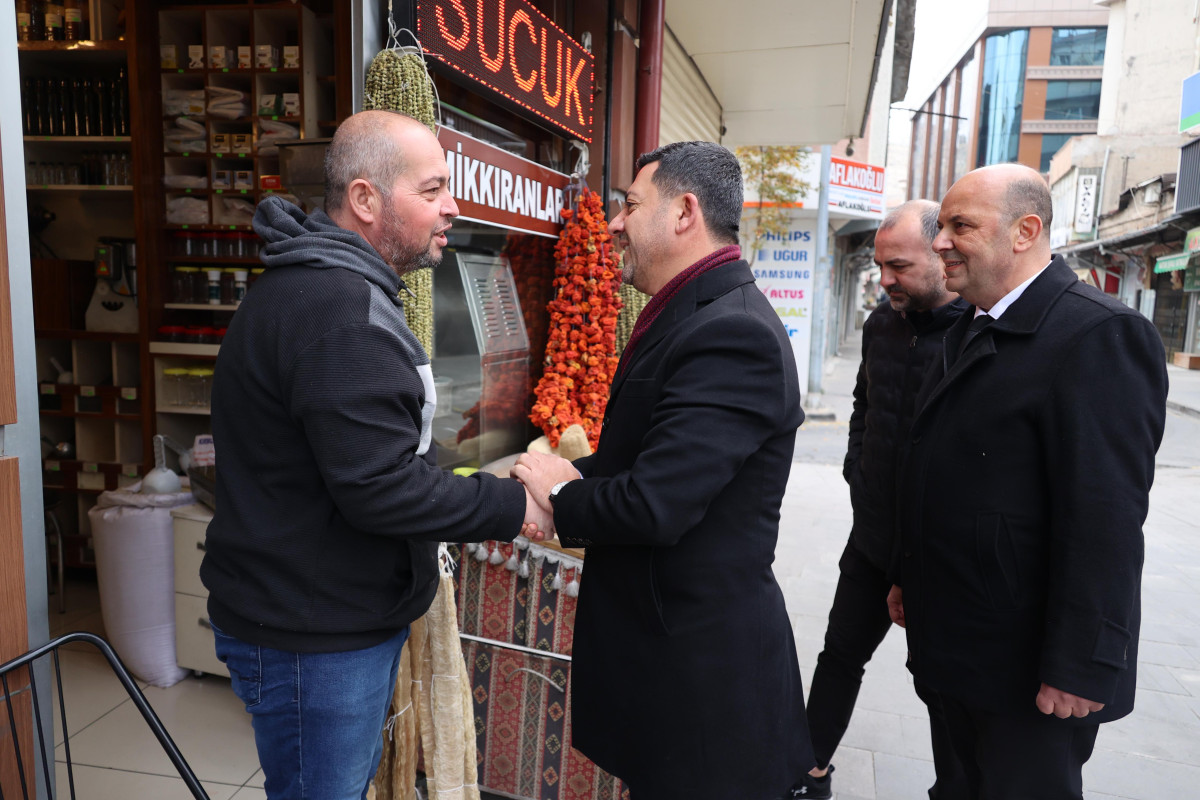 BAŞKAN ARI’DAN PAZAR SABAHI ESNAF ZİYARETLERİ