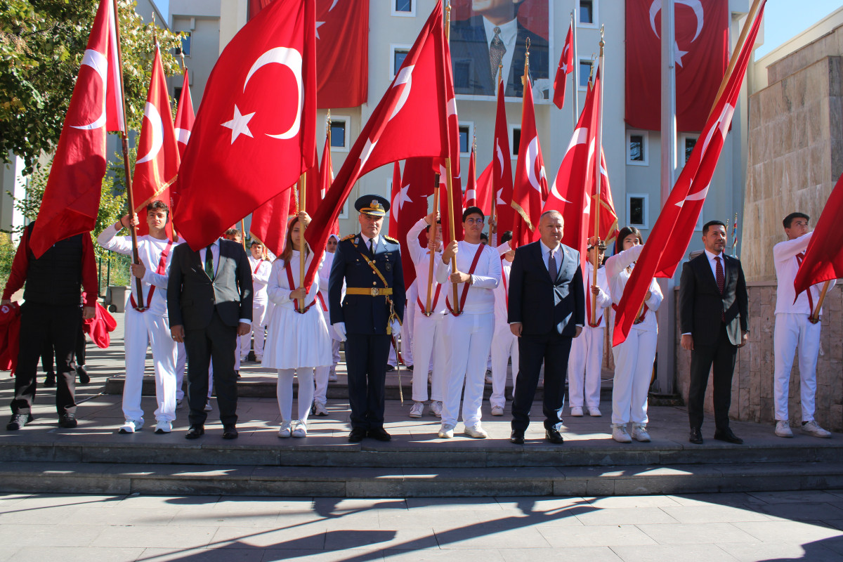 CUMHURİYET BAYRAMI ÇELENK SUNMA TÖRENİ YAPILDI 