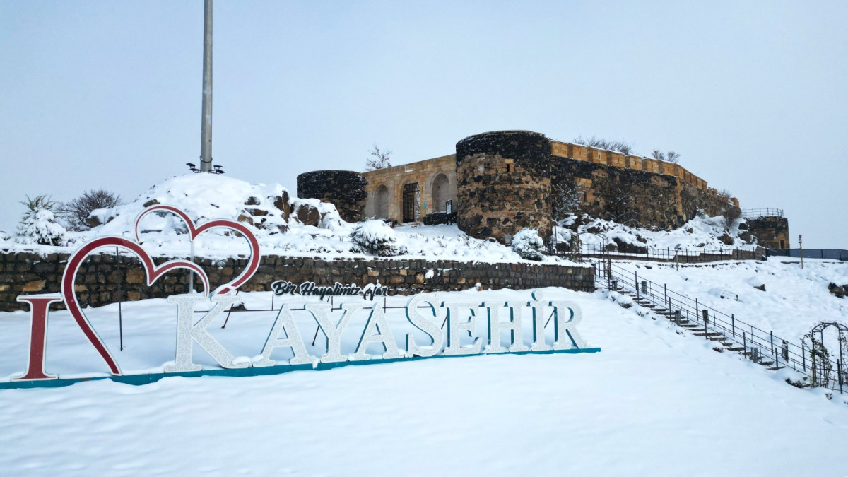 KAR’LI KAYAŞEHİR, EŞSİZ MANZARASIYLA BÜYÜLÜYOR 