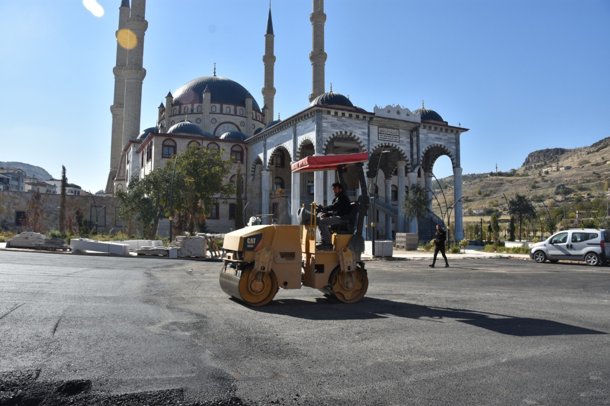 KÜLLİYE CAMİ ETRAFI SICAK ASFALT YAPILDI