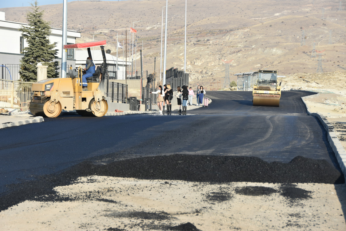 ÜRGÜP KIZ ÖĞRENCİ YURDUNUN YOLU SICAK ASFALT YAPILDI