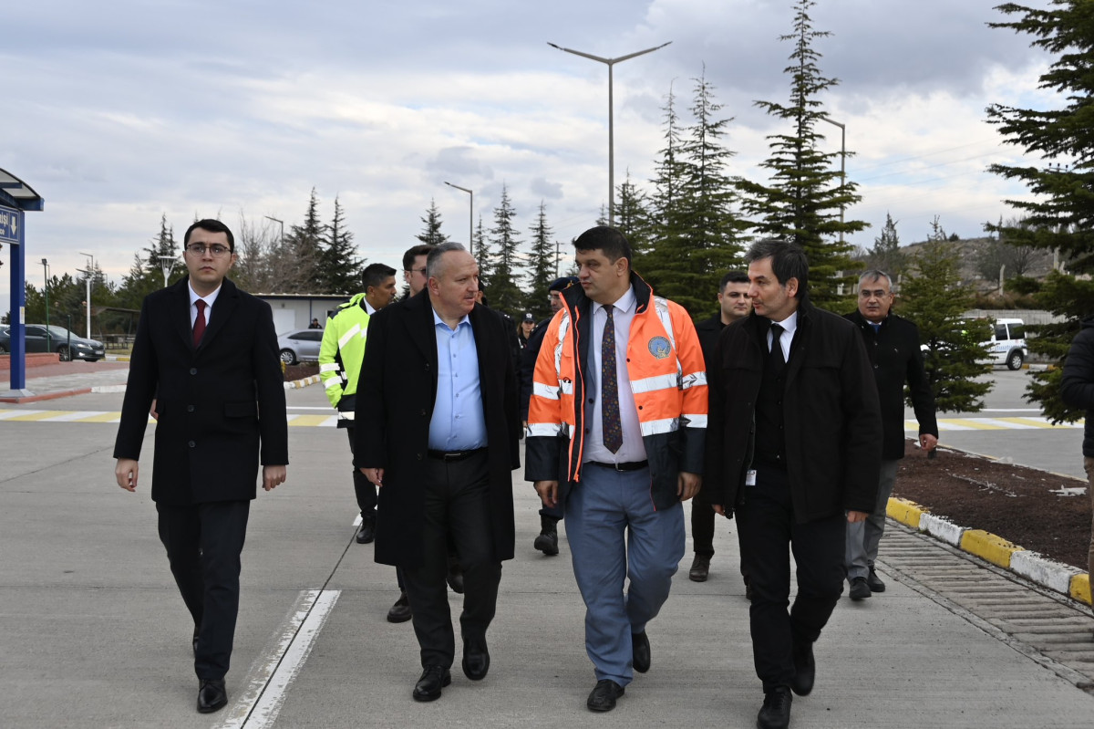 VALİ FİDAN, HAVAALANINDA DEVAM EDEN ÇALIŞMALARI İNCELEDİ